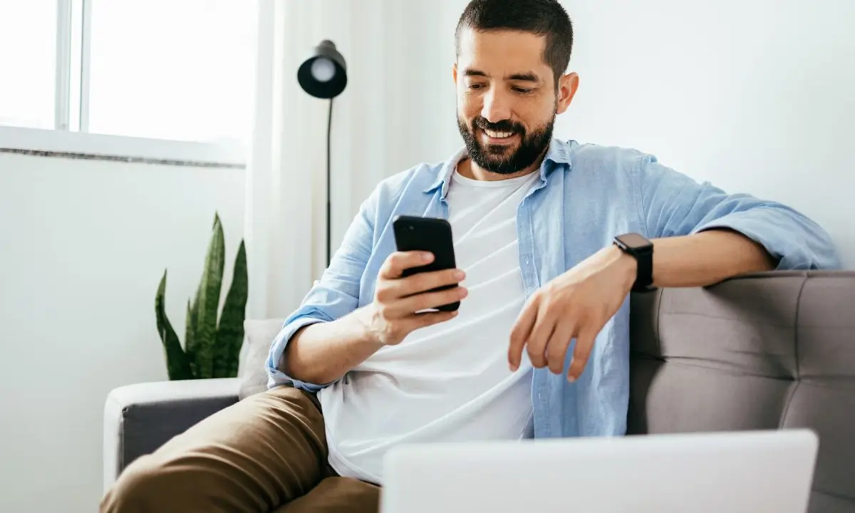 homem mandando mensagem para hóspede do airbnb